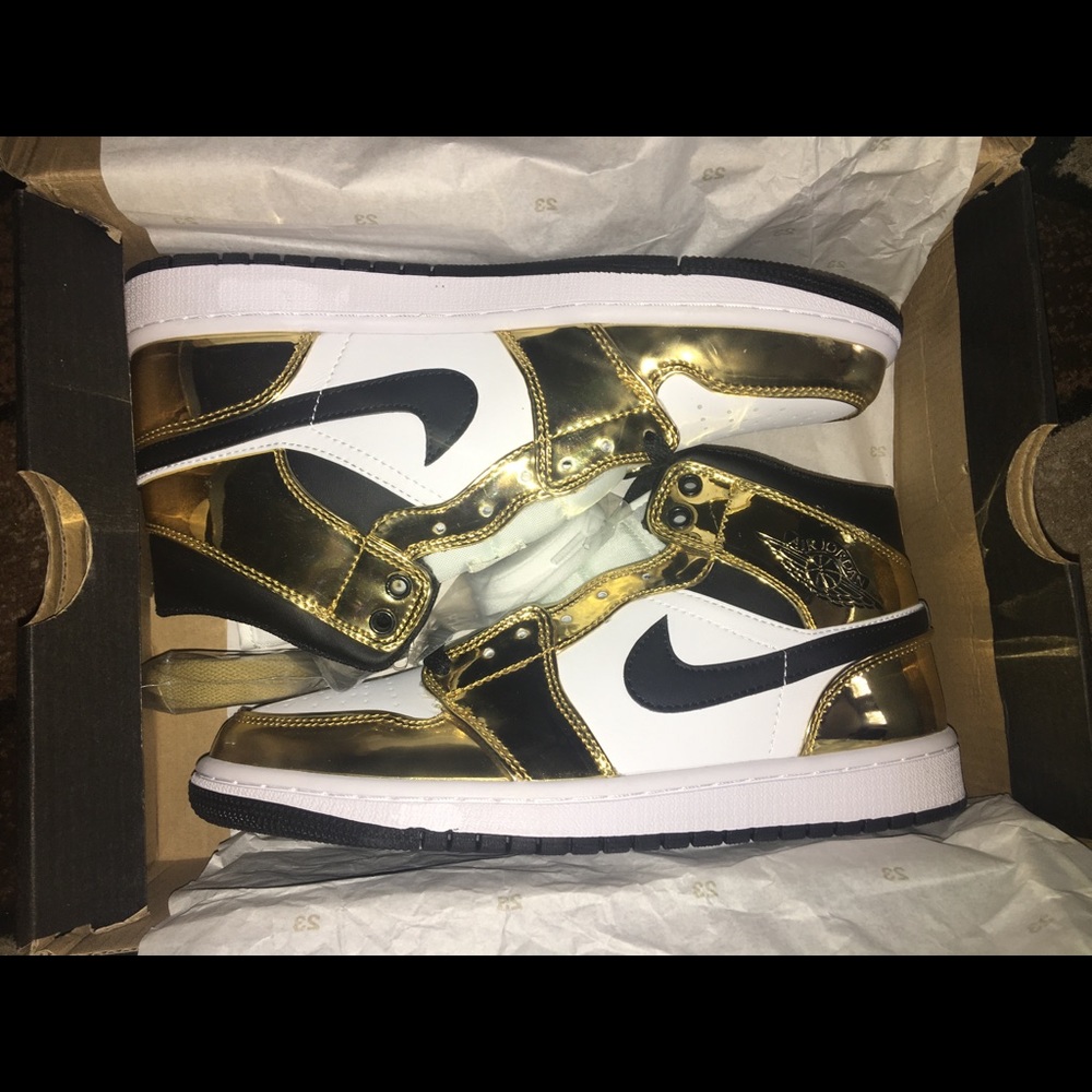 Jordan 1 mids metallic gold SIZE 9
